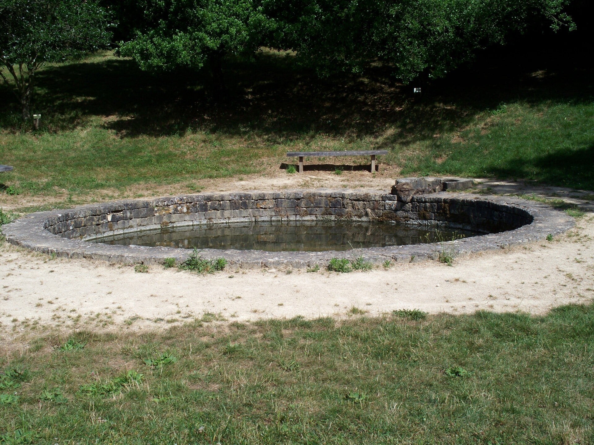 Un bassin de pierre photographié pendant la balade — juillet 2009