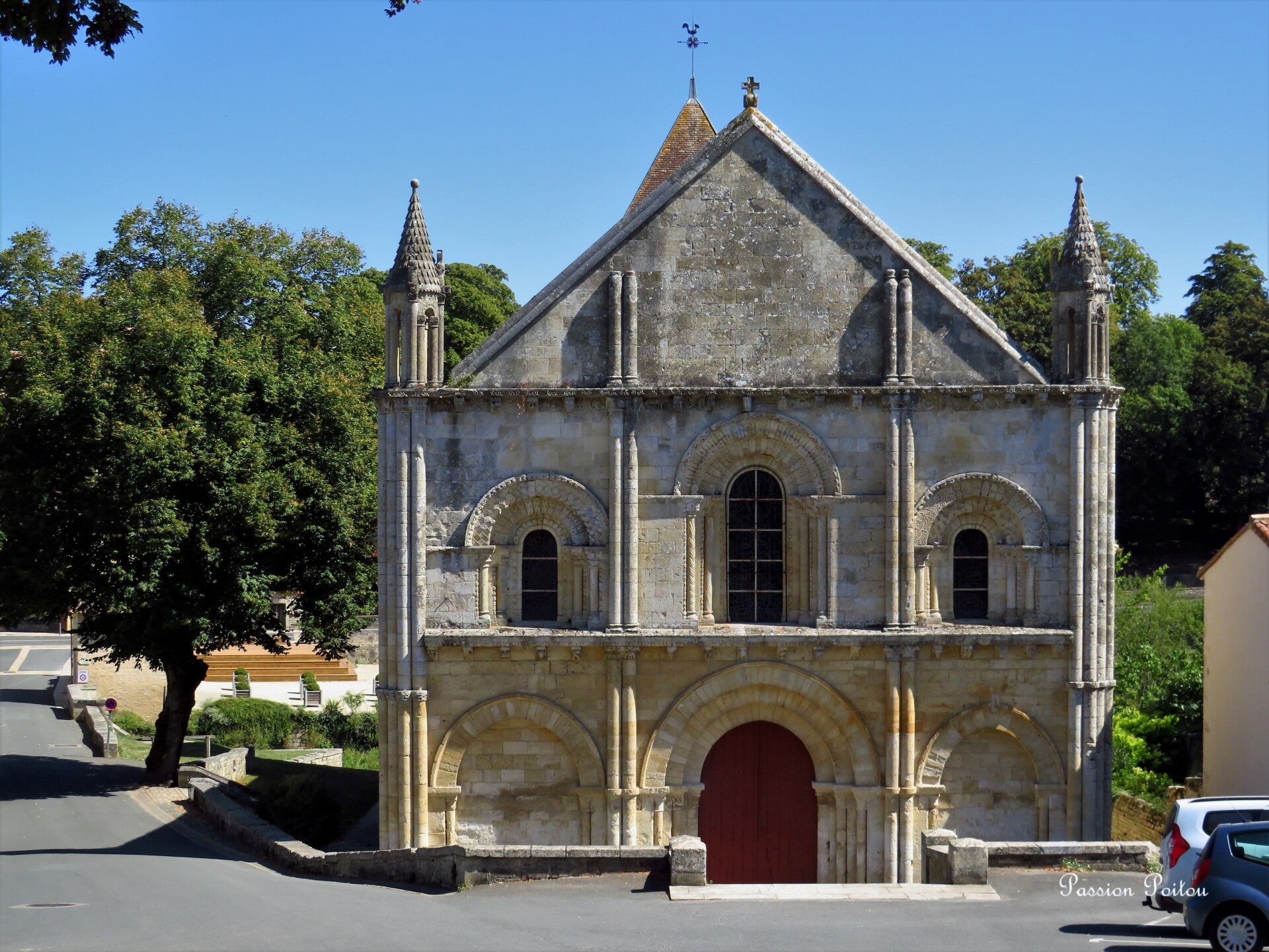 La façade occidentale de Saint-Hilaire