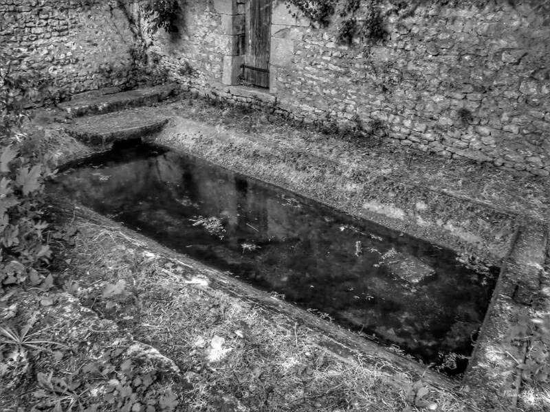 Le lavoir et son bassin — photographie originale en noir et blanc