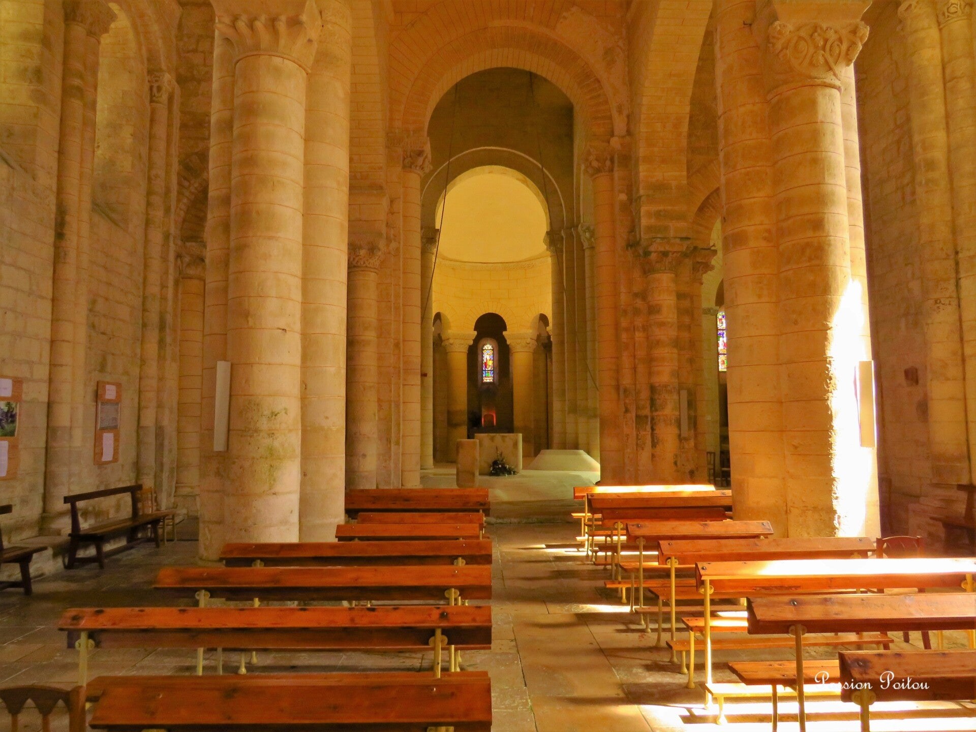 La nef et les bancs de l’église