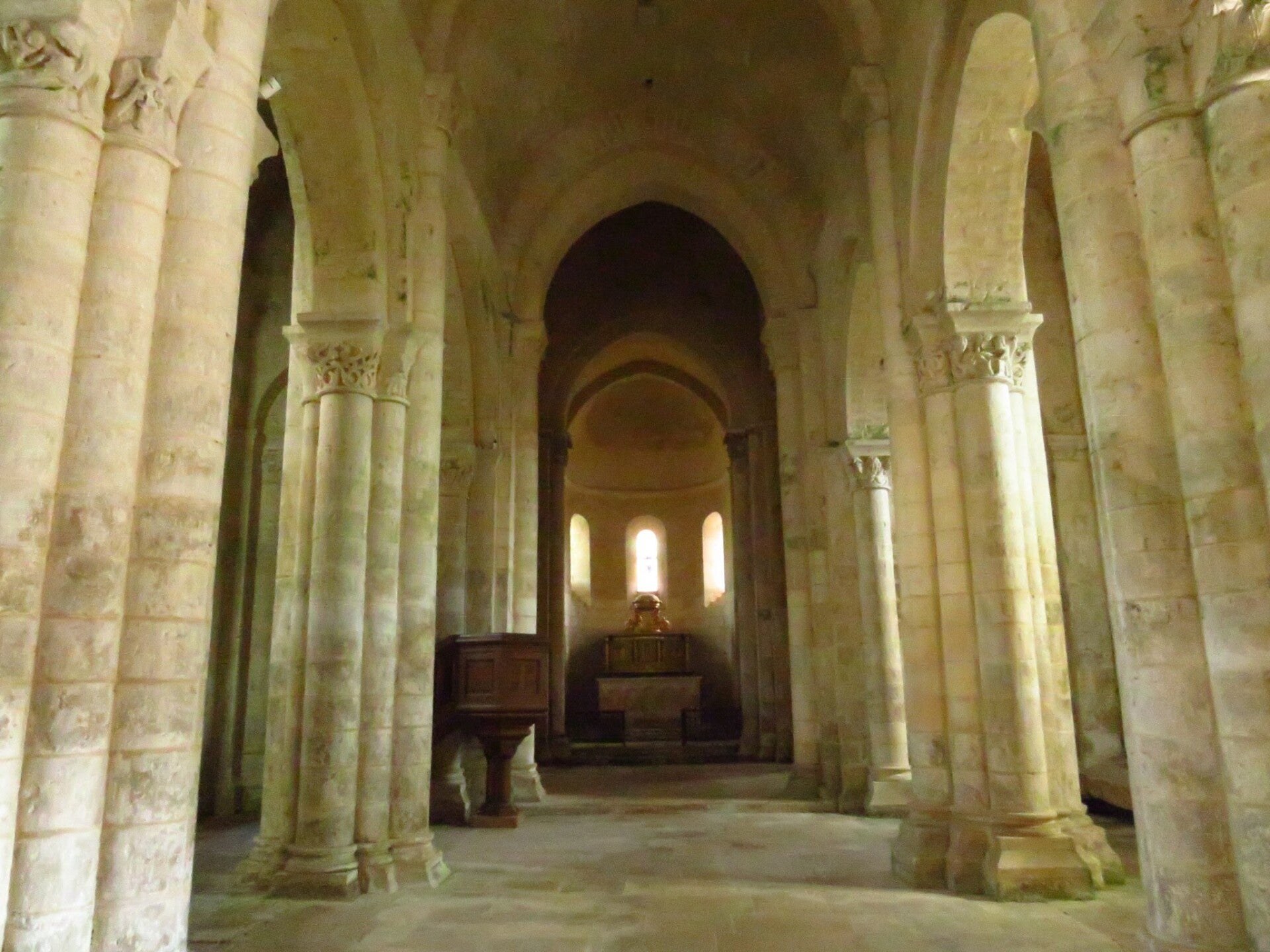 Les colonnes et le chœur de Saint-Pierre — juillet 2019