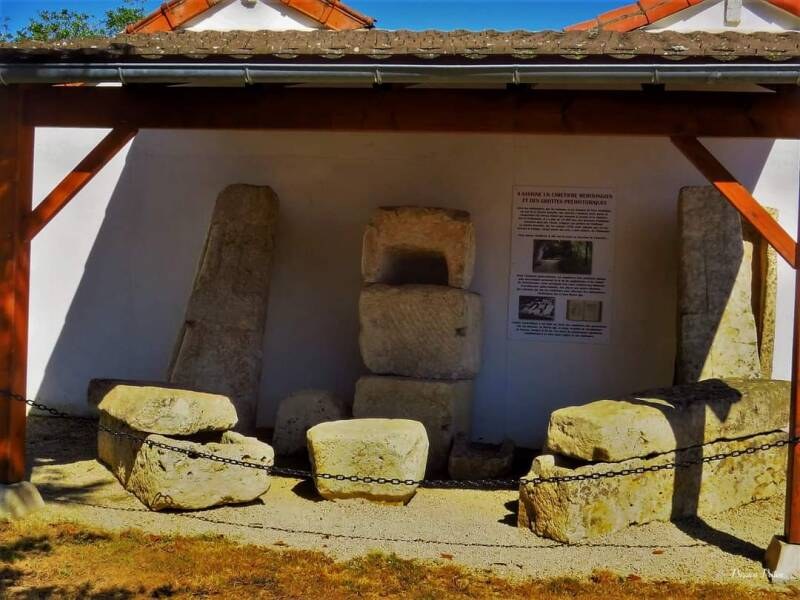 Pierres sculptées et éléments funéraires conservés près de l’église