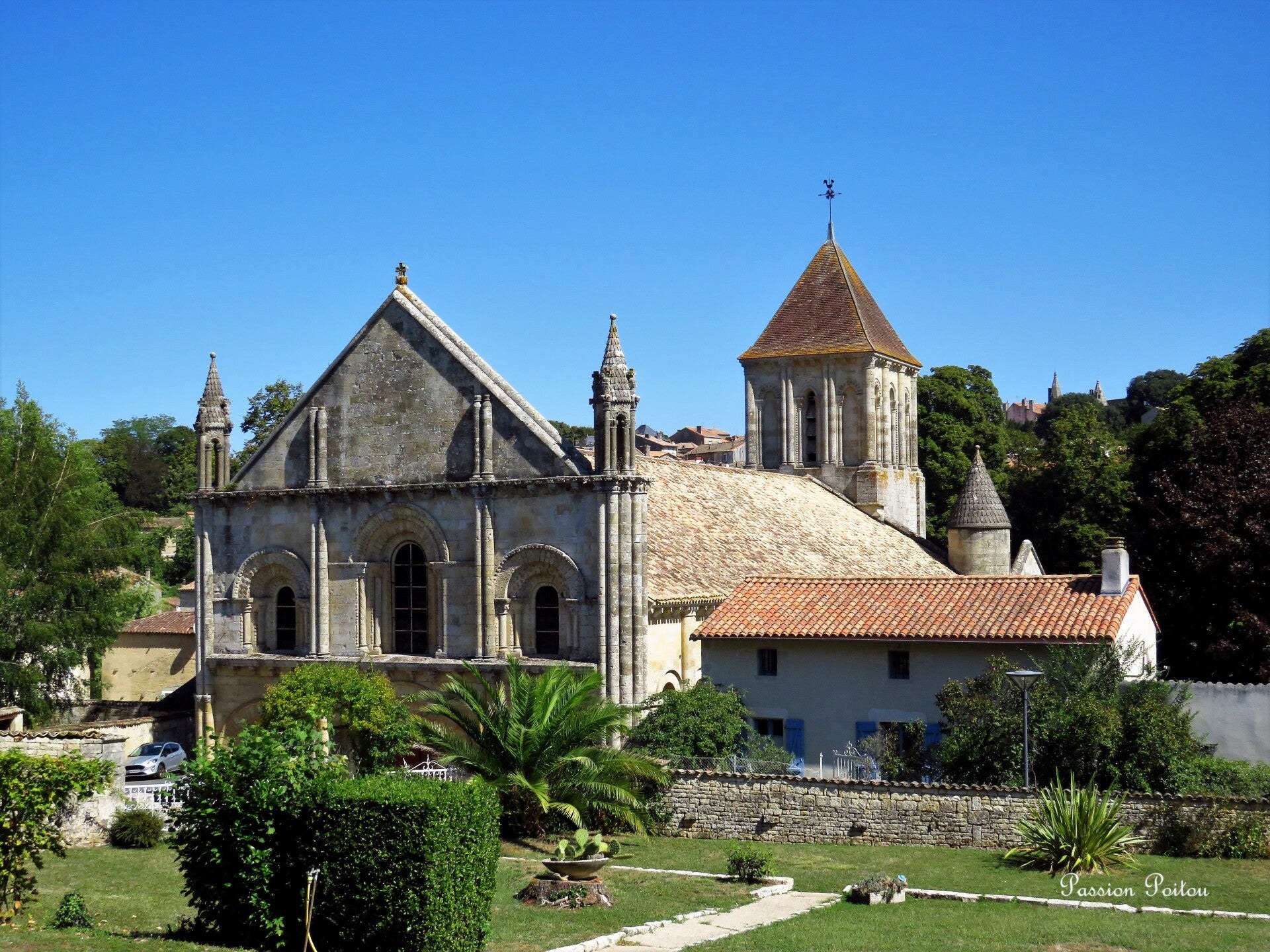 Saint-Hilaire, vue d’ensemble depuis les abords