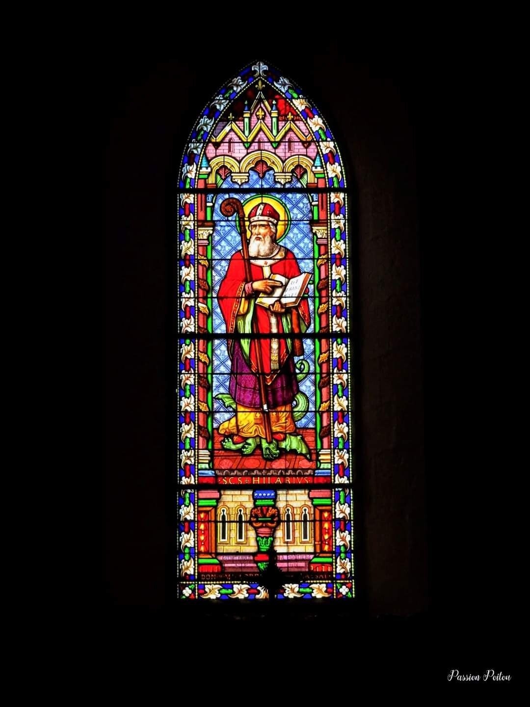Le vitrail de saint Hilaire, dans le chœur