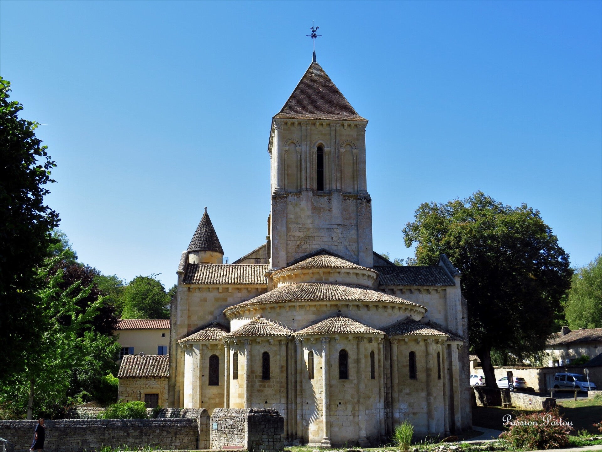 Le chevet de Saint-Hilaire et ses chapelles rayonnantes
