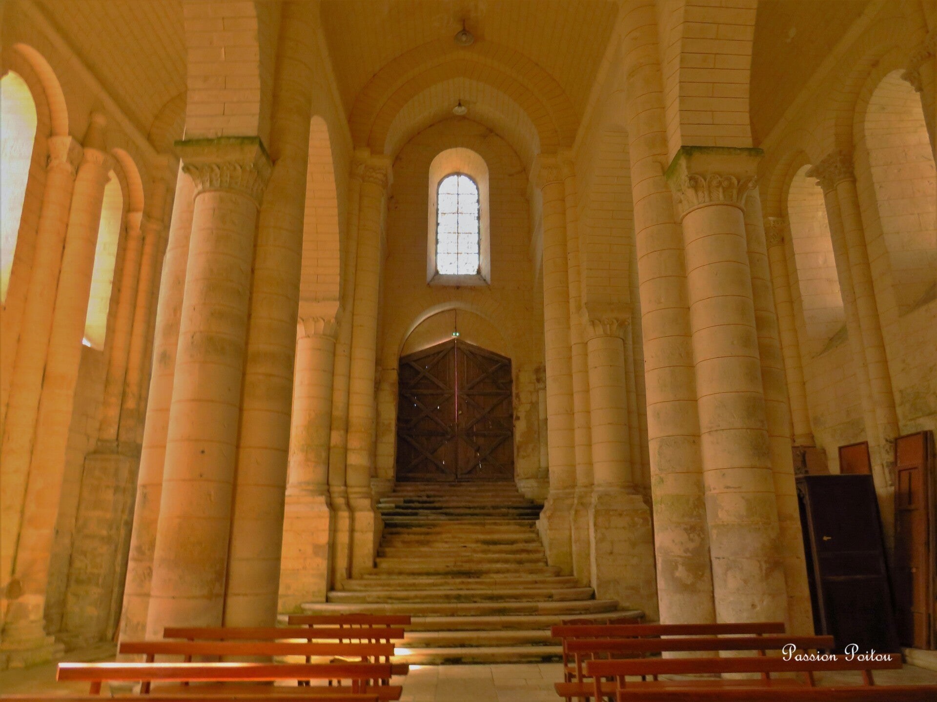 Colonnes et perspective intérieure de Saint-Hilaire