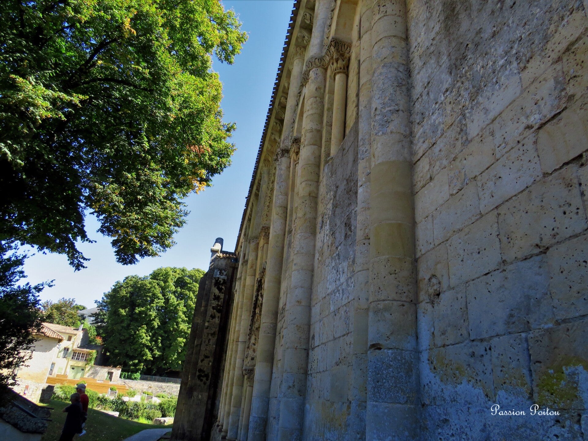 Détail des élévations en pierre de Saint-Hilaire
