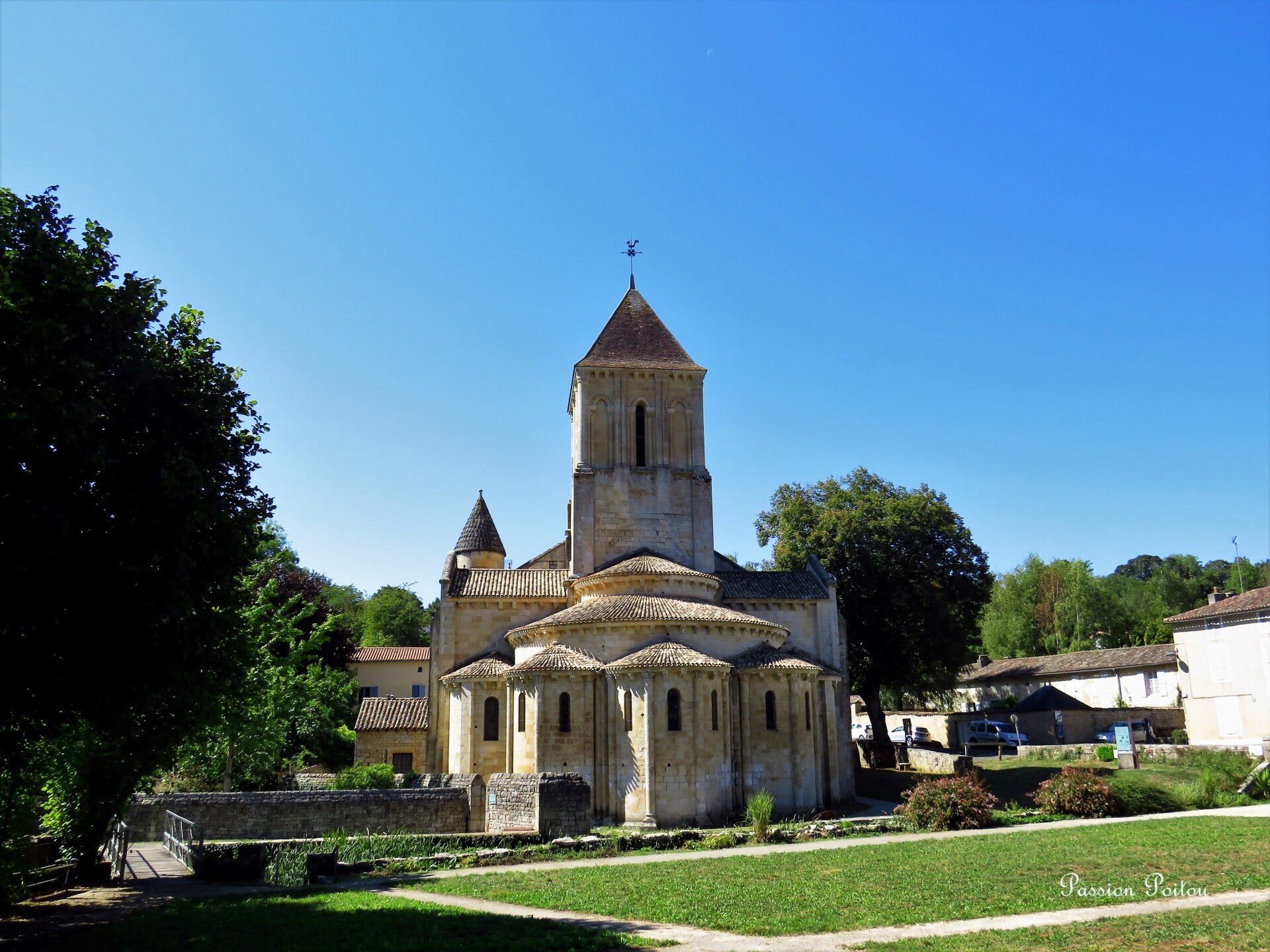 Saint-Hilaire dans son écrin de verdure