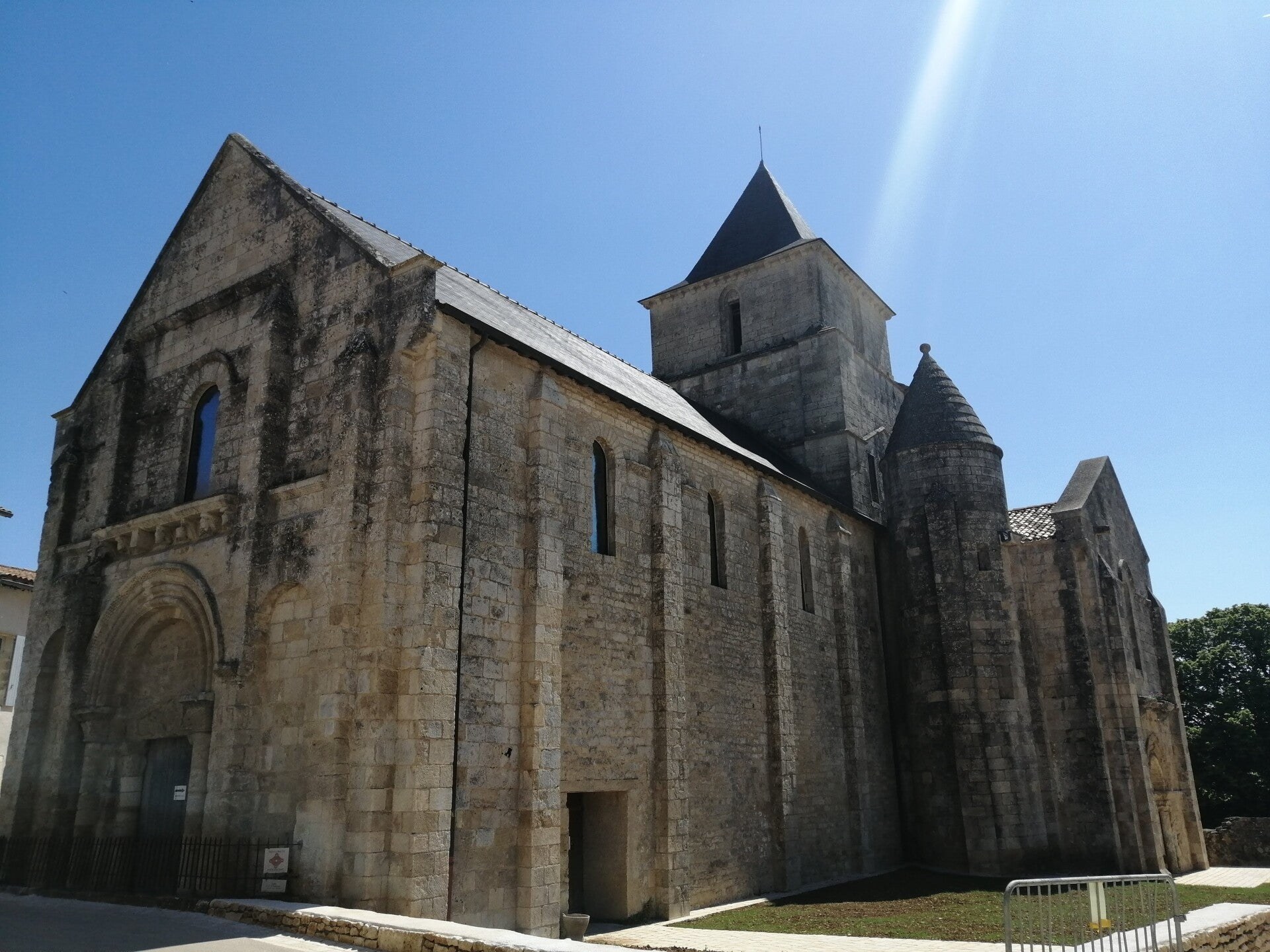 La façade et le flanc de Saint-Savinien — juin 2019