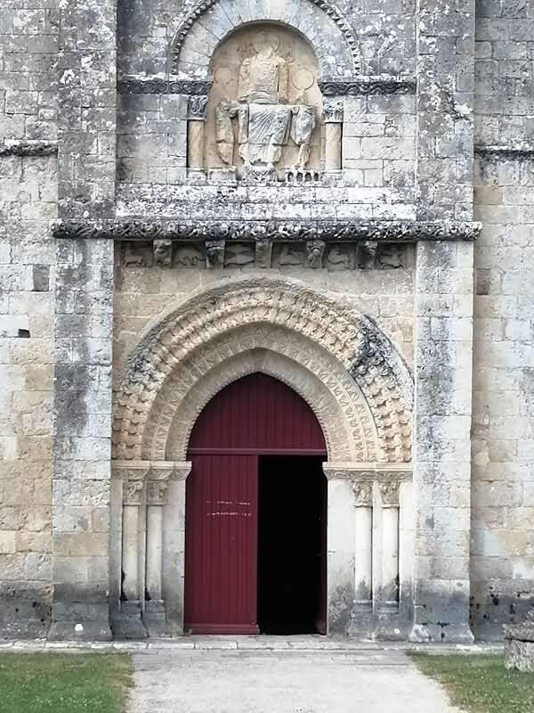 Le portail sculpté de Saint-Pierre — juillet 2019