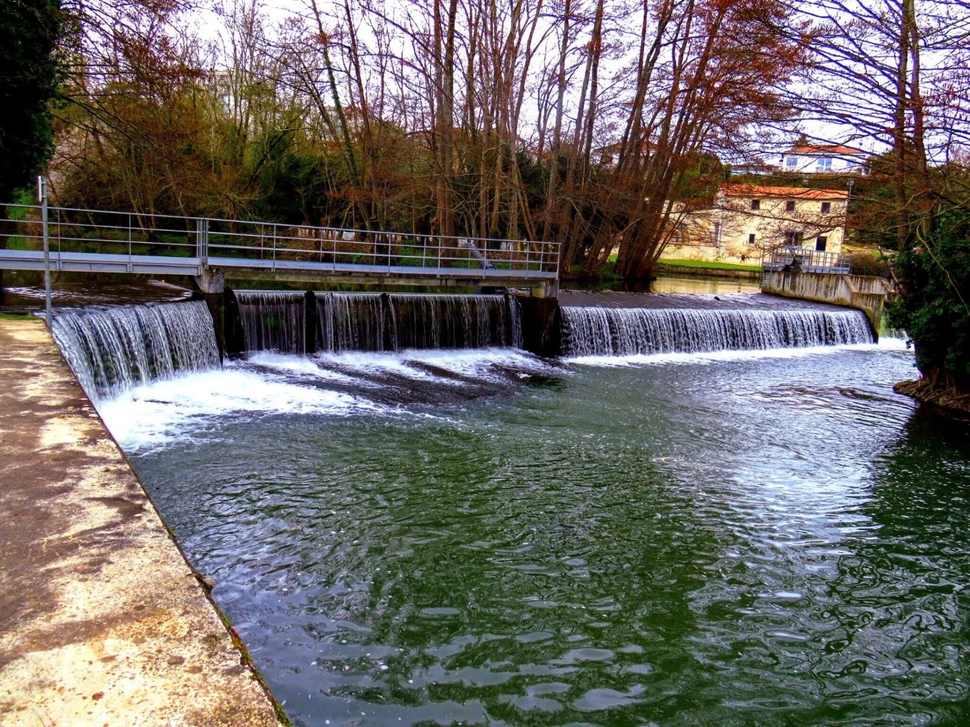 La cascade de Comporté et les arbres des berges