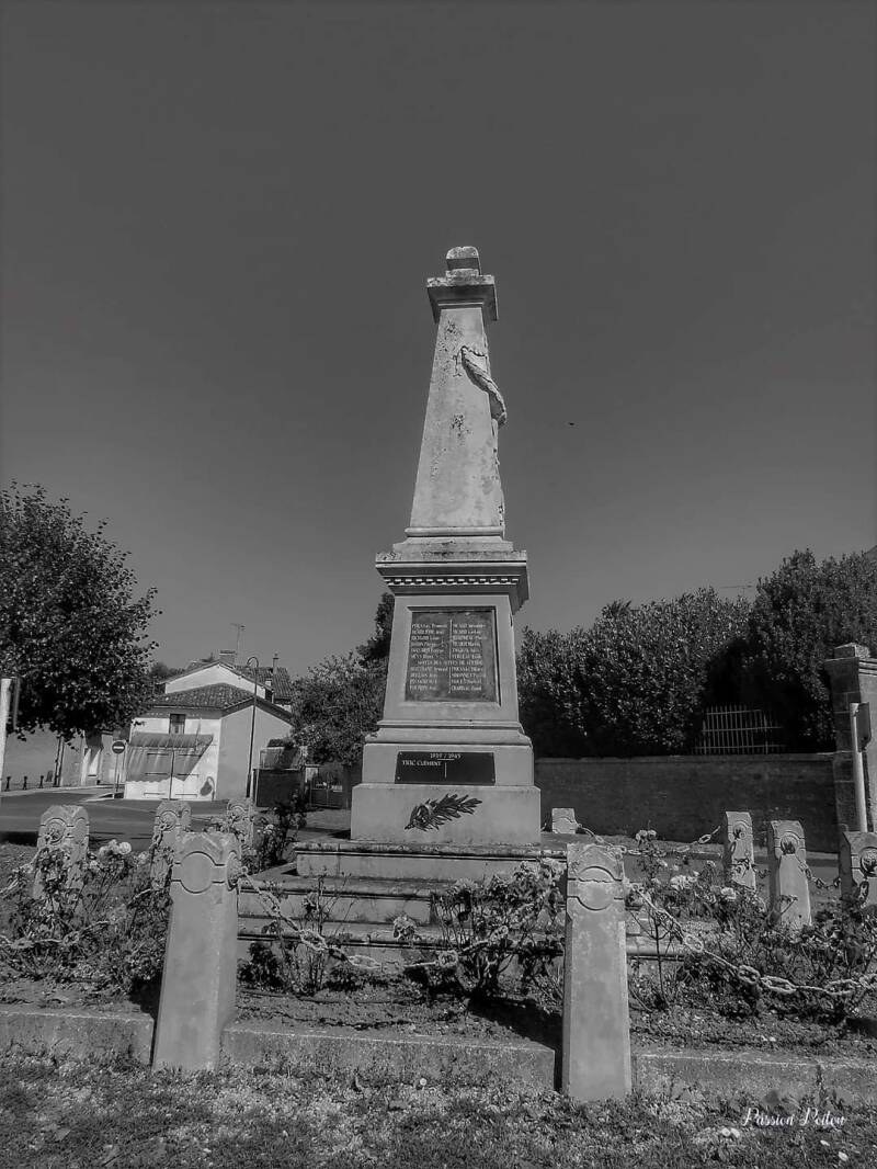 Le monument aux morts — photographie originale en noir et blanc