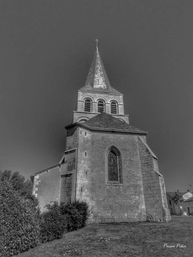 Le clocher de Saint-Hilaire — photographie originale en noir et blanc