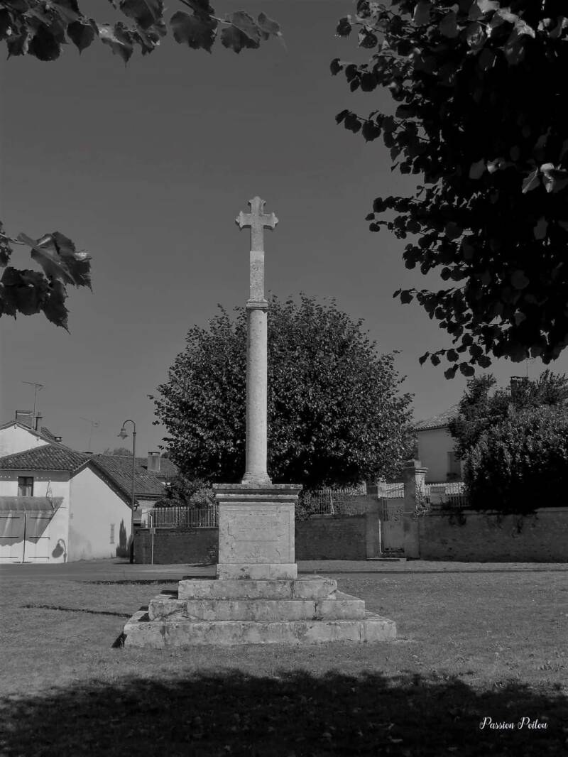 Le calvaire — photographie originale en noir et blanc