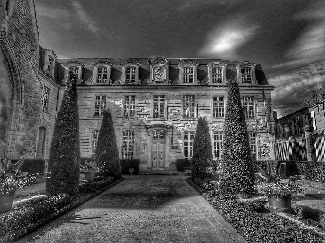 L’ancienne abbaye Saint-Laon et l’hôtel de ville — vue 3