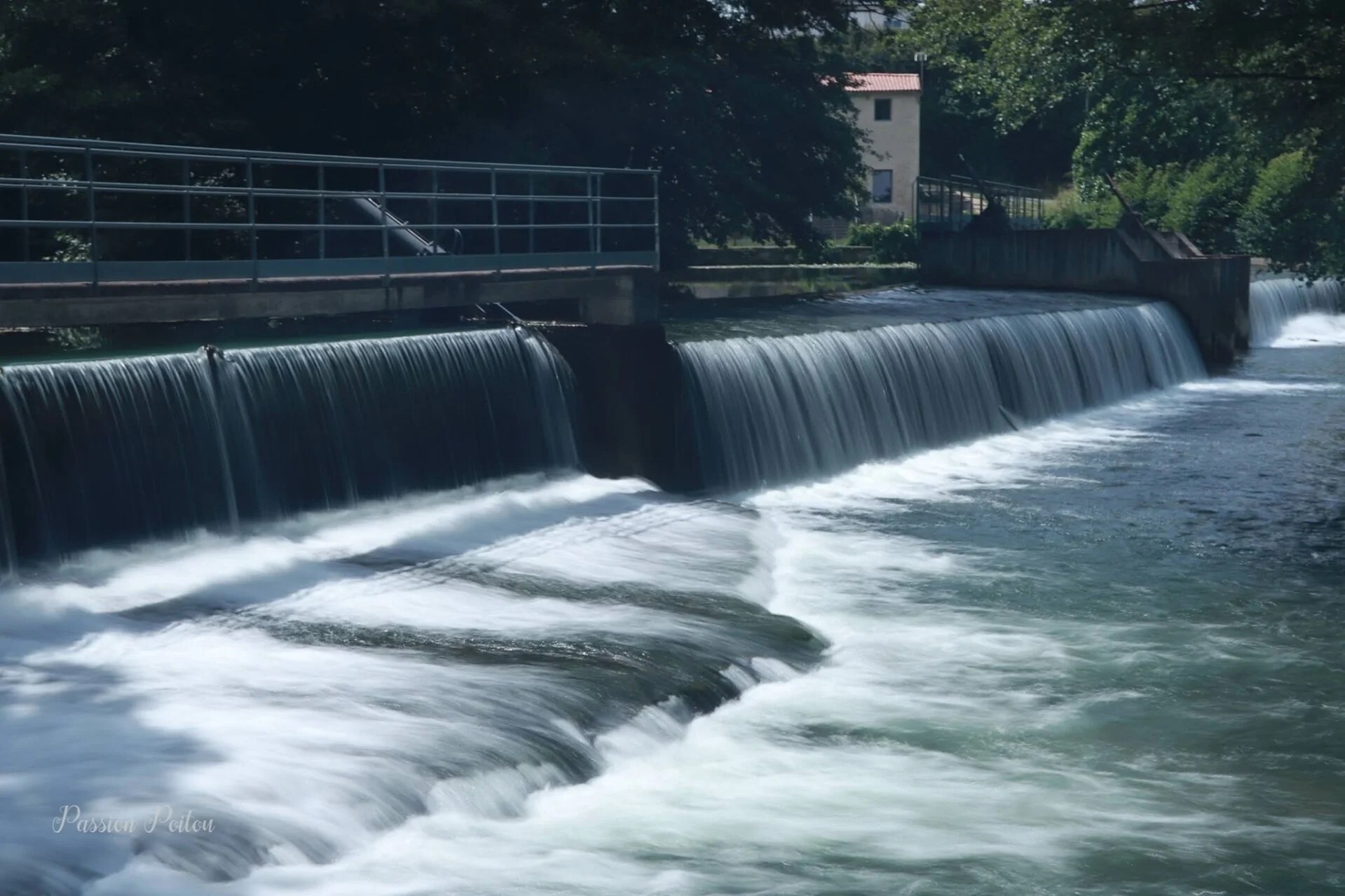 Les mouvements de l’eau au passage du seuil