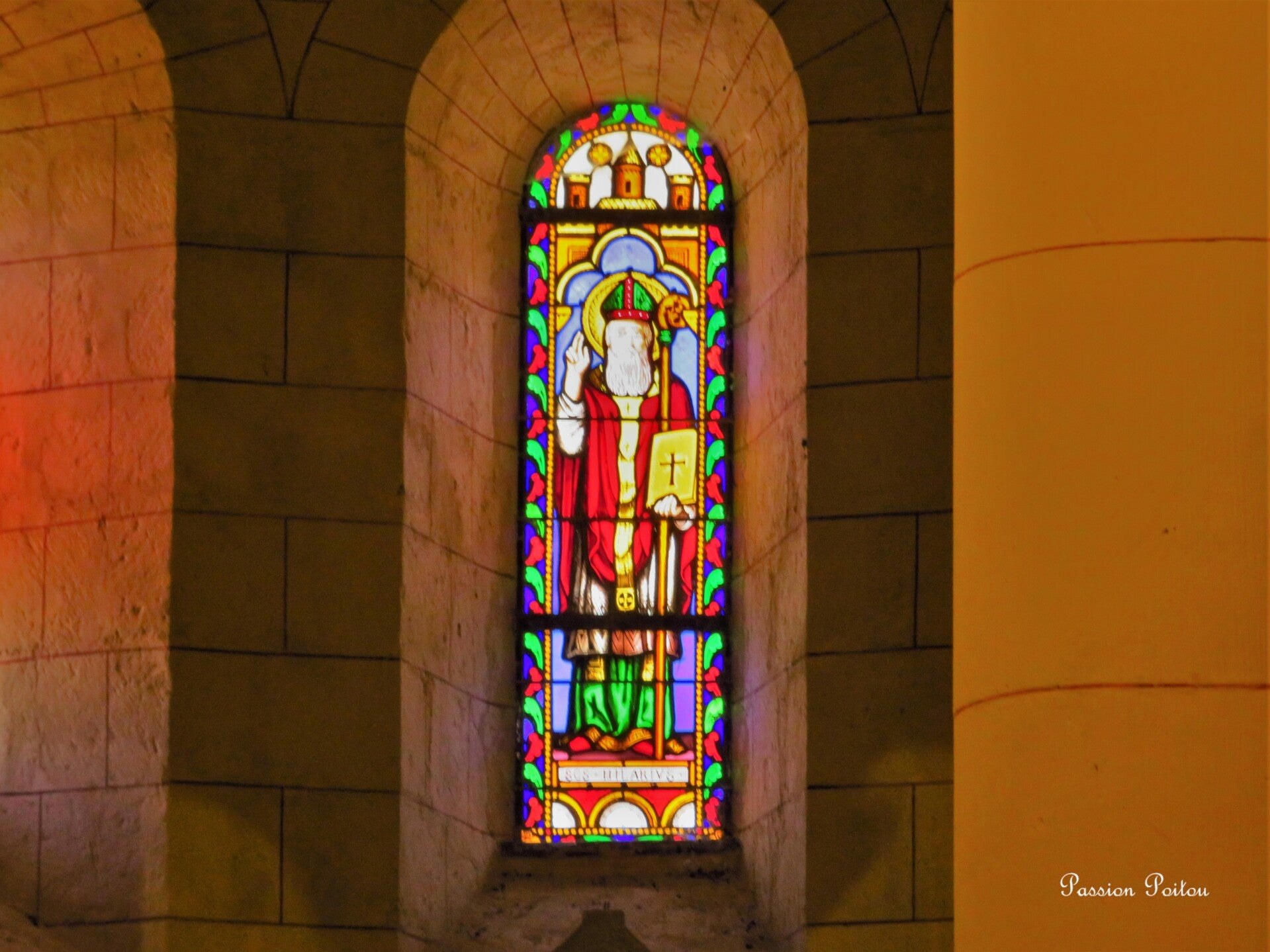 Un vitrail coloré de Saint-Hilaire