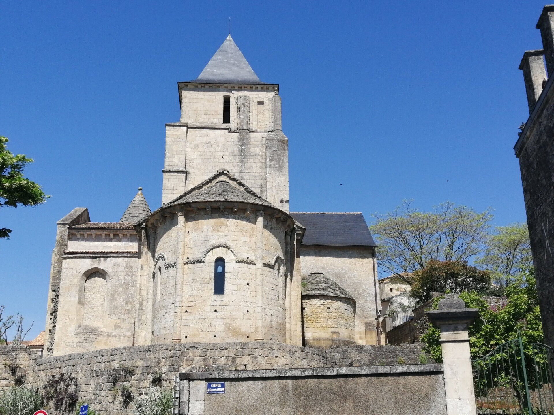 Le chevet et le clocher carré de Saint-Savinien — juin 2019