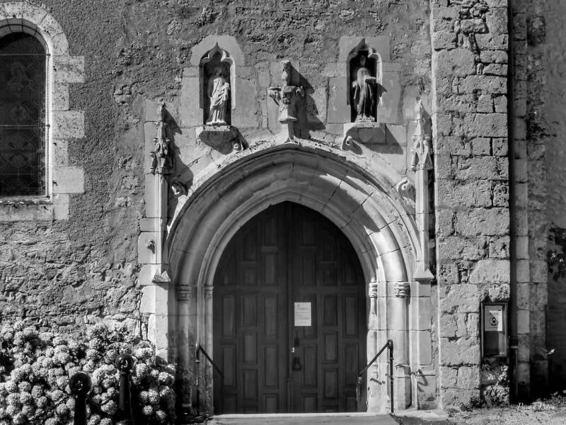 Le portail gothique — photographie originale en noir et blanc
