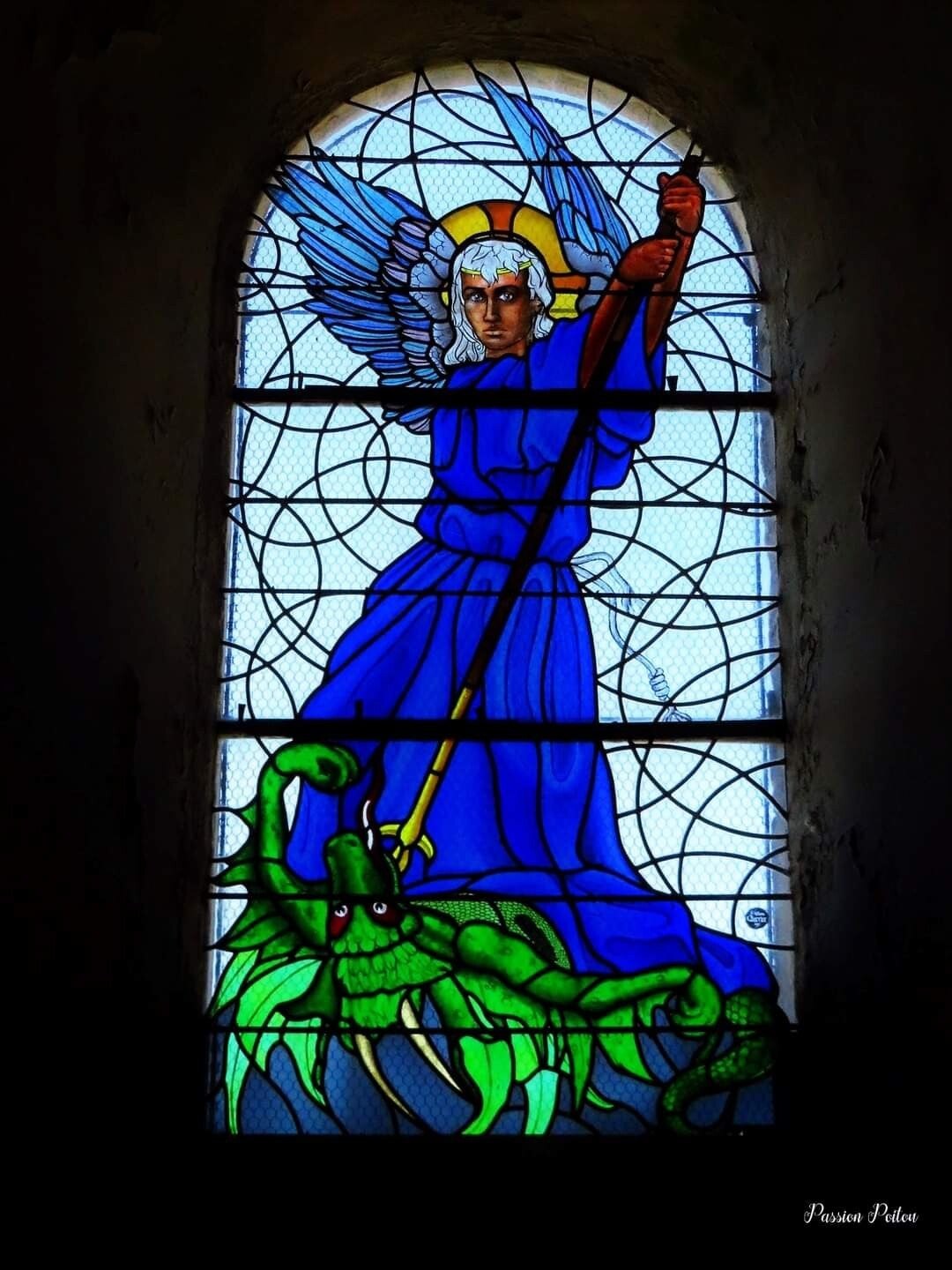 Saint Michel et le dragon, vitrail de Stéphane Charrier