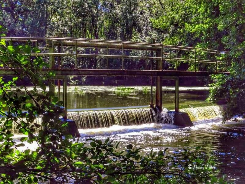 Ouvrage hydraulique et petite chute d’eau — photographie d’archives