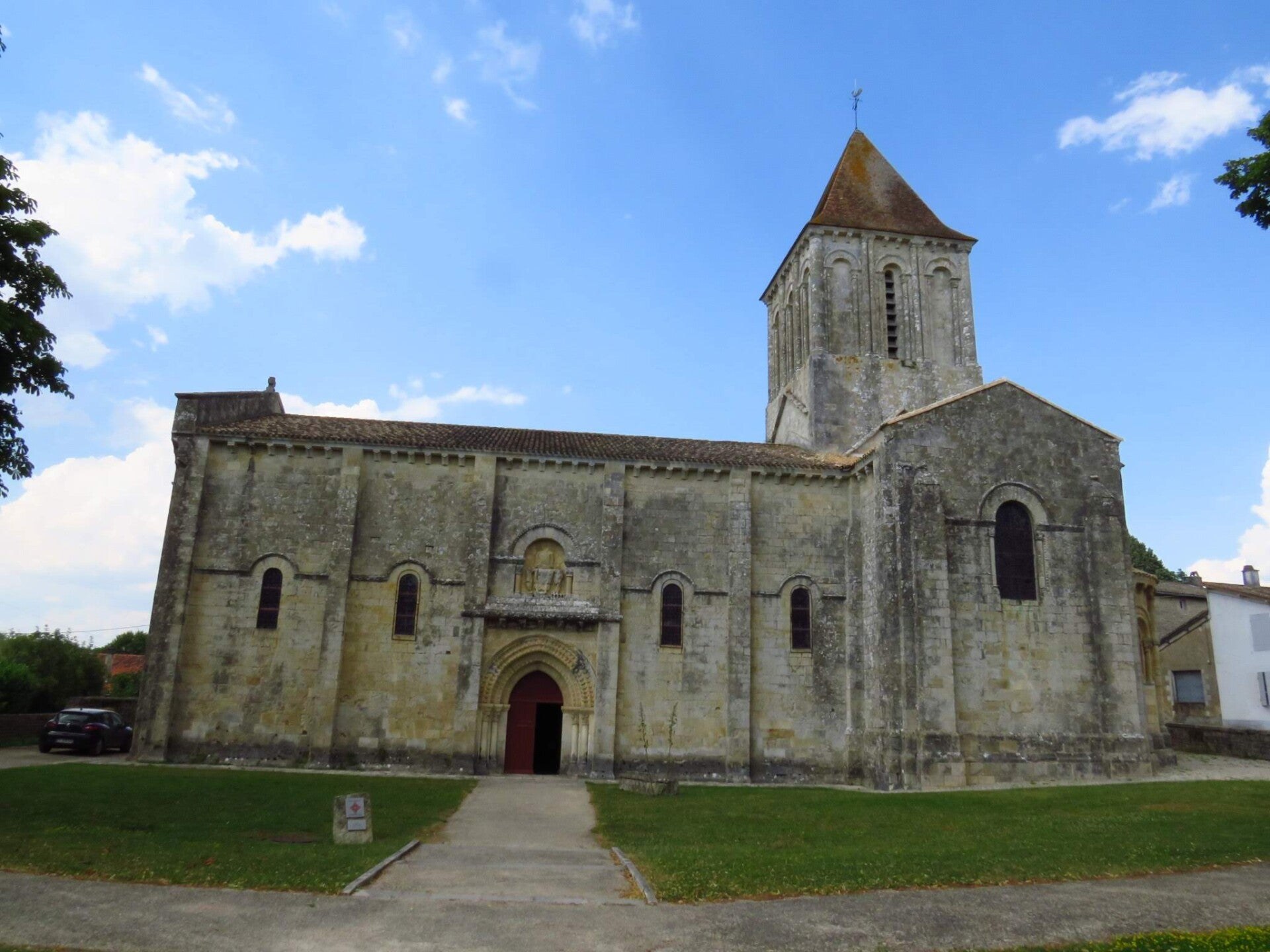 Saint-Pierre : le flanc sud et le clocher — juillet 2019