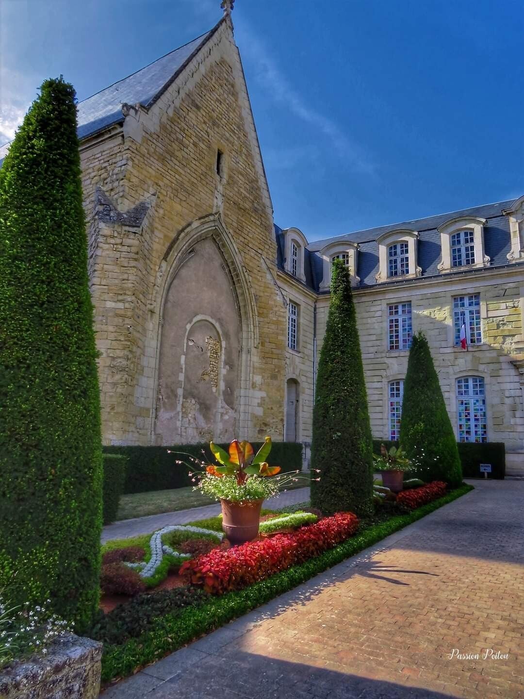 L’ancienne abbaye Saint-Laon et l’hôtel de ville — vue 2