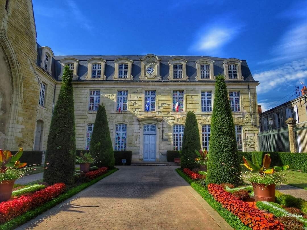 L’ancienne abbaye Saint-Laon et l’hôtel de ville — vue 1